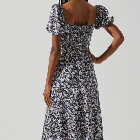 ASTR the label Sylvie Dress in Navy Ditsy - Picture 2 of 6